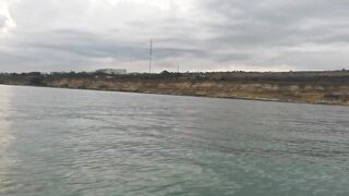 Рыбалка в Керчи у Крымского моста ставрида подходит косяками к берегу