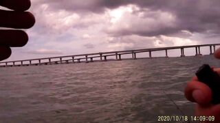 Рыбалка в Керчи у Крымского моста ставрида подходит косяками к берегу