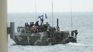 Керчь набережная чуларка на пирсе небольшой но частый улов местных рыбаков