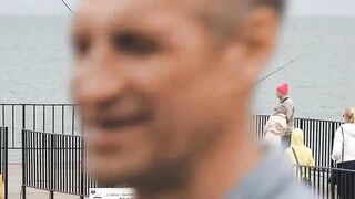 Керчь набережная чуларка на пирсе небольшой но частый улов местных рыбаков