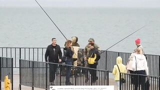 Керчь набережная чуларка на пирсе небольшой но частый улов местных рыбаков