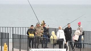 Керчь набережная чуларка на пирсе небольшой но частый улов местных рыбаков