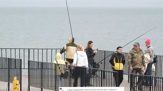 Керчь набережная чуларка на пирсе небольшой но частый улов местных рыбаков