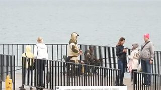 Керчь набережная чуларка на пирсе небольшой но частый улов местных рыбаков