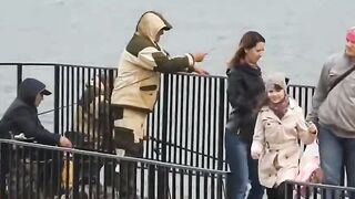 Керчь набережная чуларка на пирсе небольшой но частый улов местных рыбаков