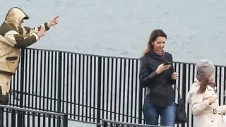 Керчь набережная чуларка на пирсе небольшой но частый улов местных рыбаков