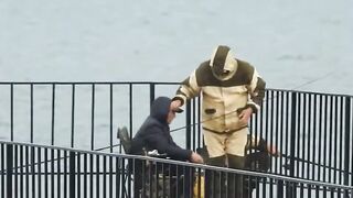 Керчь набережная чуларка на пирсе небольшой но частый улов местных рыбаков