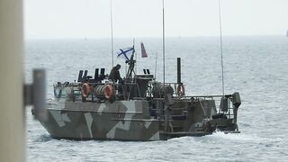 Керчь набережная чуларка на пирсе небольшой но частый улов местных рыбаков