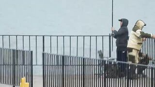 Керчь набережная чуларка на пирсе небольшой но частый улов местных рыбаков