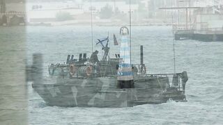 Керчь набережная чуларка на пирсе небольшой но частый улов местных рыбаков