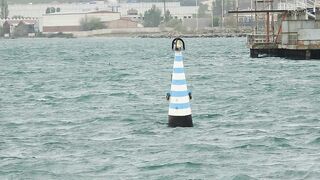 Керчь набережная чуларка на пирсе небольшой но частый улов местных рыбаков