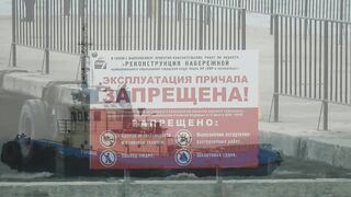 Керчь набережная чуларка на пирсе небольшой но частый улов местных рыбаков