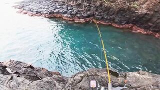 Первая рыбалка на побережье Karangasem Bali красивый вид и частые поклевки