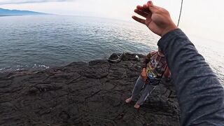 Первая рыбалка на побережье Karangasem Bali красивый вид и частые поклевки