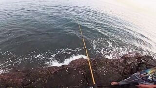 Первая рыбалка на побережье Karangasem Bali красивый вид и частые поклевки