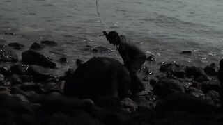 Первая рыбалка на побережье Karangasem Bali красивый вид и частые поклевки