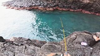 Первая рыбалка на побережье Karangasem Bali красивый вид и частые поклевки