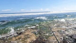 Ловлю самую красивую рыбу в мире морская рыбалка на Бали со спиннингом у рифов