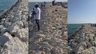 Знаменитый рыболовный spot в Bahrain море вау и плотно стоящие спиннинги