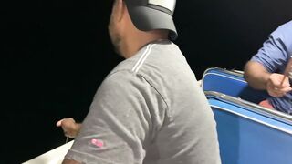 Ночная ловля рыбы в Восточном Бахрейне Рамадан море тишина и огни города