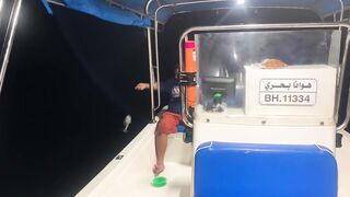 Ночная ловля рыбы в Восточном Бахрейне Рамадан море тишина и огни города