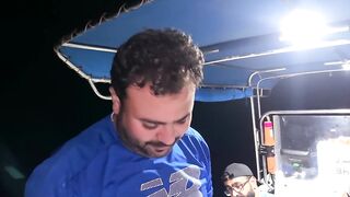 Ночная ловля рыбы в Восточном Бахрейне Рамадан море тишина и огни города