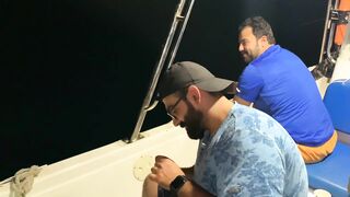 Ночная ловля рыбы в Восточном Бахрейне Рамадан море тишина и огни города