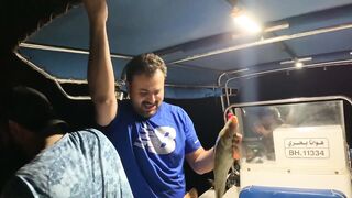 Ночная ловля рыбы в Восточном Бахрейне Рамадан море тишина и огни города