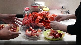 Крабы ловятся по два сразу: морская добыча на мелководье и в камнях