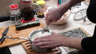 Крабы ловятся по два сразу: морская добыча на мелководье и в камнях