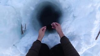 Крабы ловятся по два сразу: морская добыча на мелководье и в камнях