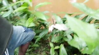 Деревенская рыбацкая жизнь лодки сети и ежедневная рыбалка на рассвете в маленьком посёлке