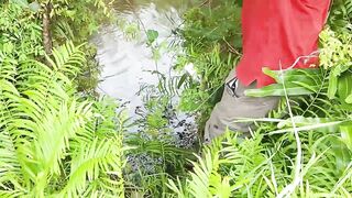 Деревенская рыбацкая жизнь лодки сети и ежедневная рыбалка на рассвете в маленьком посёлке