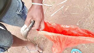 Деревенская рыбацкая жизнь лодки сети и ежедневная рыбалка на рассвете в маленьком посёлке