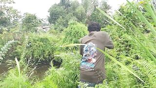 Деревенская рыбацкая жизнь лодки сети и ежедневная рыбалка на рассвете в маленьком посёлке