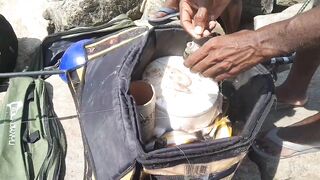 Island Hook Fishing Video улов креветки и рыбы у берега Веллаватте на шумной улице Шри Ланки