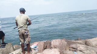 Island Hook Fishing Video улов креветки и рыбы у берега Веллаватте на шумной улице Шри Ланки