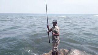 Island Hook Fishing Video улов креветки и рыбы у берега Веллаватте на шумной улице Шри Ланки