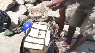 Island Hook Fishing Video улов креветки и рыбы у берега Веллаватте на шумной улице Шри Ланки