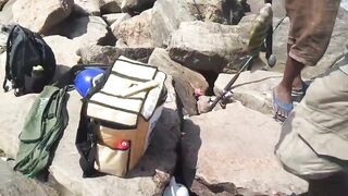 Island Hook Fishing Video улов креветки и рыбы у берега Веллаватте на шумной улице Шри Ланки