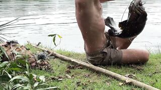 Ловля больших крабов руками в поисках необитаемого острова среди лагун и рифов