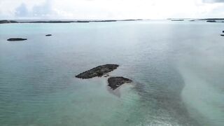 Ловля больших крабов руками в поисках необитаемого острова среди лагун и рифов