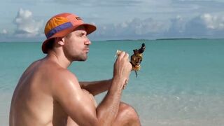 Ловля больших крабов руками в поисках необитаемого острова среди лагун и рифов