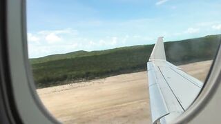 Ловля больших крабов руками в поисках необитаемого острова среди лагун и рифов