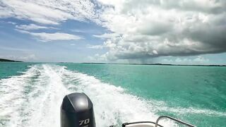 Ловля больших крабов руками в поисках необитаемого острова среди лагун и рифов