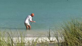 Ловля больших крабов руками в поисках необитаемого острова среди лагун и рифов