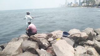 Wellawatta Beach Sri Lanka береговая рыбалка на крючок у шумного городского пляжа