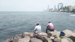 Wellawatta Beach Sri Lanka береговая рыбалка на крючок у шумного городского пляжа