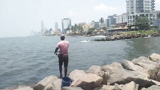 Wellawatta Beach Sri Lanka береговая рыбалка на крючок у шумного городского пляжа