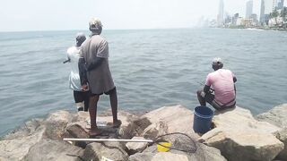 Wellawatta Beach Sri Lanka береговая рыбалка на крючок у шумного городского пляжа